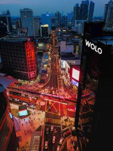 吉隆坡WOLO Kuala Lumpur的享有繁忙的城市的夜间交通景观