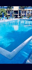 奥兰多奥兰多机场/佛罗里达购物中心戴斯酒店的一座酒店里的一个大型蓝色海水游泳池