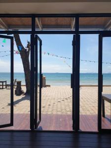 高兰Andaman Lanta Resort - SHA Extra Plus的从窗户可欣赏到海滩美景