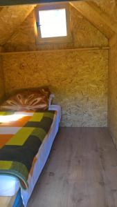 NeštinMini-Camp SKELICA的一间带床的卧室,位于带窗户的房间内