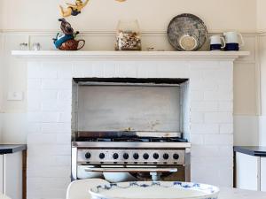 仙女港Dingle On Barclay的厨房配有带炉灶的白色砖壁炉