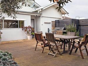 仙女港Dingle On Barclay的庭院配有木桌、椅子和烧烤架。