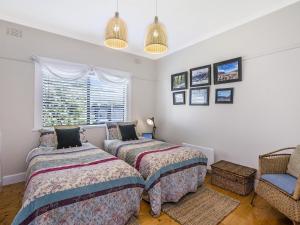仙女港吉普斯逍遥游公寓的一间卧室设有两张床、一把椅子和一个窗户。