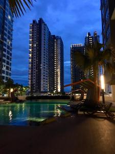 普特拉贾亚Conezion Luxury 3BR for 7pax @IOI Resort Putrajaya的一座位于高楼城市的游泳池