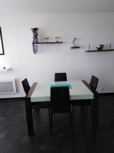 鲁西隆地区卡内Stan的餐桌、椅子和白色墙壁