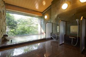 箱根Centurion Hakone Bettei的一间带大窗户和淋浴的浴室