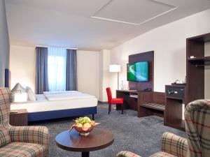 弗洛托B&K Hotels的配有一张床和一张书桌的酒店客房