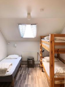 特鲁萨Trosa Vandrarhem的一间卧室设有两张双层床和一扇窗户。