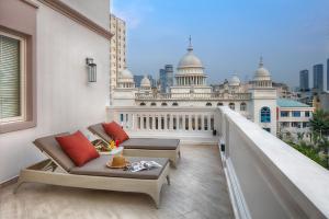 胡志明市梅森德卡米尔精品酒店的阳台配有沙发,享有建筑的景色