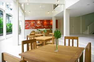 曼谷CHERN Bangkok的用餐室配有木桌和椅子