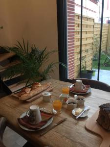 图卢兹La bulle de Gaston的一张木桌,上面有早餐食品
