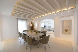 图罗斯Diles Villas & Suites Mykonos的一间带桌椅的用餐室