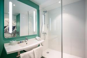 贝桑松贝桑松中心火车站宜必思快捷酒店 的一间带水槽和淋浴的浴室