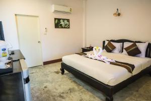 象岛张克里夫度假酒店的一间卧室,配有一张带鲜花的床
