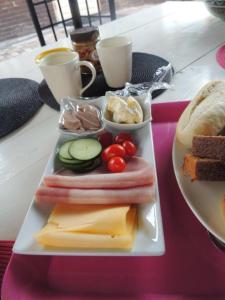 Kerkdriel多姆哈德住宿加早餐酒店的桌上一盘带肉和蔬菜的食物