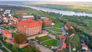 格涅夫Zamek Gniew - Pałac Marysieńki的特克斯大学建筑的空中景观