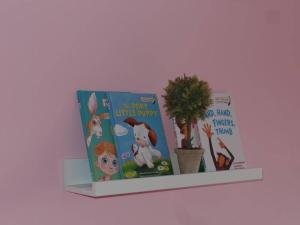 萨达PISO ACOGEDOR EN SADA COZY FLAT IN SADA WiFi的两个孩子的书,放在书架上