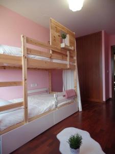 萨达PISO ACOGEDOR EN SADA COZY FLAT IN SADA WiFi的卧室配有两张双层床和地毯。