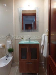 萨达PISO ACOGEDOR EN SADA COZY FLAT IN SADA WiFi的一间带水槽和镜子的浴室