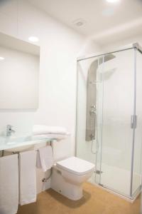 格罗韦L1 Apartamento O Grove Centro, Aire acondicionado, parking的带淋浴、卫生间和盥洗盆的浴室