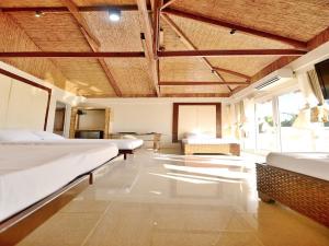 长滩岛Kaiyana Boracay Beach Resort的大房间设有两张床和一张沙发