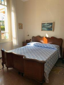 萨沃纳Resort Villa Rosa Maria的一间卧室配有一张带蓝色棉被的床
