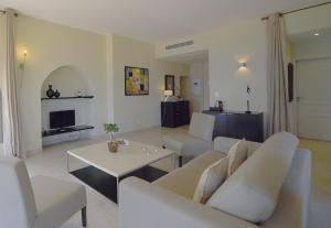 利勒鲁斯佩尔拉罗莎酒店的客厅配有沙发和桌子