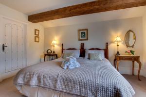 皮克林Middlehead Cottages的一间卧室配有一张带鲜花的大床