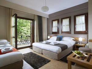 波尔塔里亚匹利昂特拉酒店的酒店客房设有两张床和一个阳台。