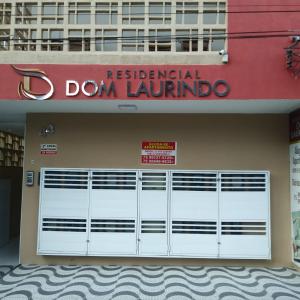 Paulo AfonsoResidencial Dom Laurindo的一座有红色标志的白色车库门的建筑