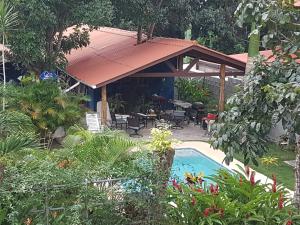 查梅The Blue House Panama的一个带游泳池和凉亭的花园