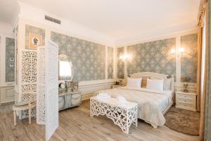第比利斯Hotel Aivani Old Tbilisi的一间卧室配有一张大床和一张桌子