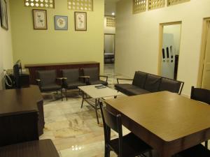 马六甲韦恩班达亚卡巴酒店的等候室里带桌椅的等候区