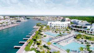 蓬塔卡纳TRS Cap Cana Waterfront & Marina Hotel - Adults Only - All Inclusive的水边度假村的空中景观