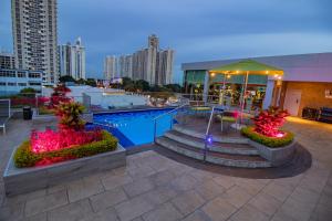 巴拿马城巴拿马蓬塔帕西菲卡华美达广场酒店的城市游泳池的景色