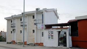 苏托莫雷Apartments Kruna Jovanović的街道边的白色建筑