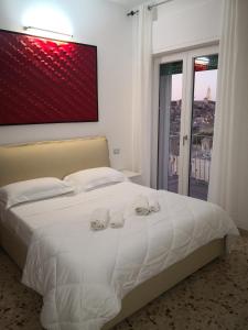 马泰拉Dimore Pietrapenta Apartments, Suites & Rooms - Via Lucana 223, Via Piave 23, Via Chiancalata 16的卧室配有一张大白色床和窗户