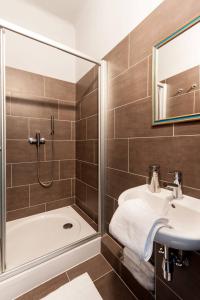 布达佩斯Europe Heart Apartment for 9的带淋浴、盥洗盆和浴缸的浴室