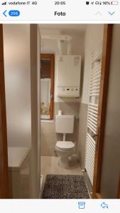 卡斯泰洛泰西诺Appartamento Castello Tesino的一间位于客房内的白色卫生间的浴室