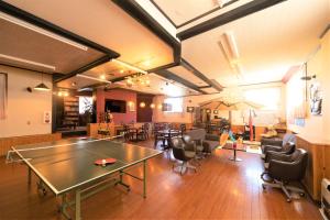 汤泽町神乐白马酒店的大房间设有乒乓球桌和椅子