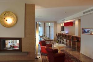 圣吉米纳诺Villasanpaolo Resort & Spa的带壁炉的餐厅以及酒吧