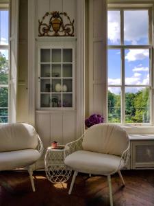 莱尔瑟姆Parc Broekhuizen l Culinair landgoed的带窗户的客房内的两把白色椅子
