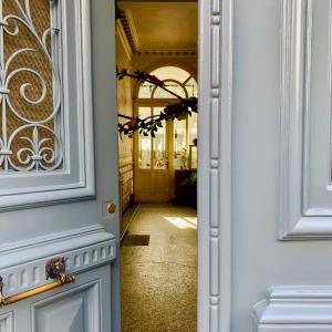 根特Maison d'Artiste的门通往带走廊的房间