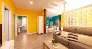 雷凯蒂奥TALA FLAT的客厅设有黄色的墙壁和沙发