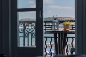 兰迪德诺兰迪德诺贝尔蒙特酒店的阳台配有桌子,享有海景。