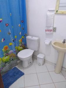 阿拉夏奇巴海滩Pousada Popeye的浴室设有卫生间和鱼淋浴帘