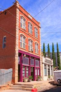 比斯比Bisbee Brownstone Suites的一条街道上红砖铺着紫色的砖