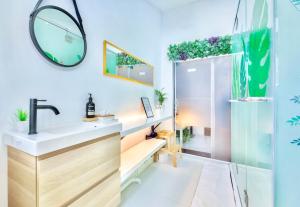新加坡hipstercity hostel的一间带水槽和淋浴的浴室