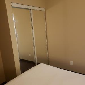 Deep RiverShemron Suites Hotel的一间卧室设有一张床和一个滑动玻璃门