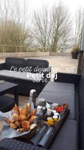 Ceton派蒂特莫特山林小屋的露台上的一张桌子和托盘